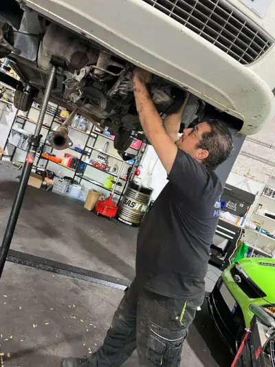 Mécanicien à domicile intervenant sur un véhicule dans l'Hérault